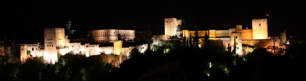 Alhambra_extrior_view_at_night_creditoDmitirj-Rodionov